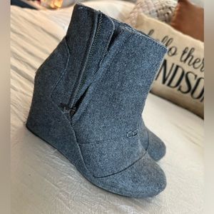 Tom’s wedge bootie